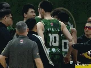 内讧！同曦外援马温谈郭昊文和赵柏清发生冲突：

“他们都是为了球队。”

“当时