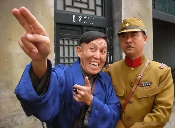 “伦八”被叫做“盟主”，这称呼一下子就给“伦八”整出了一种江湖地位。
恒苏呢，被