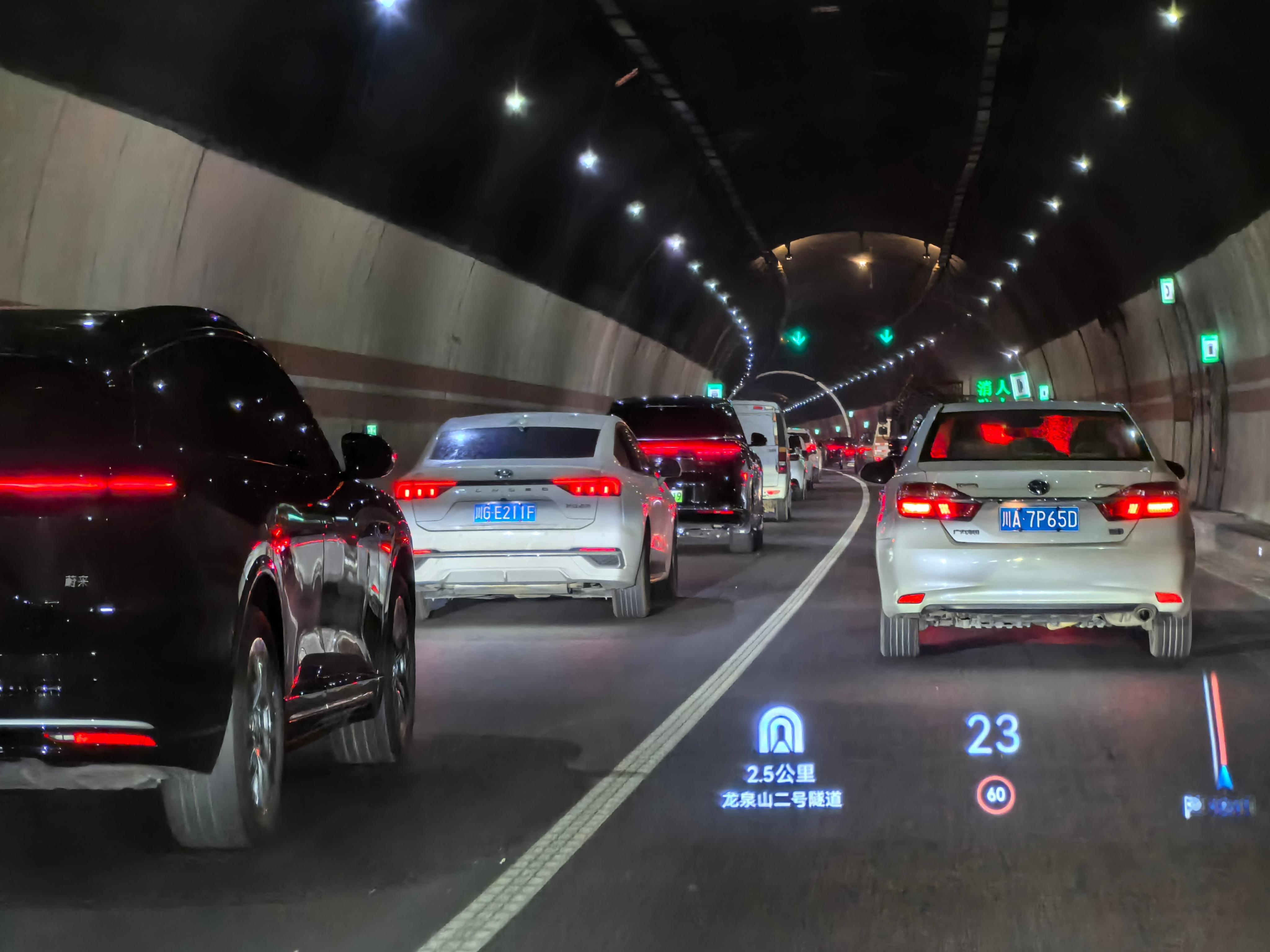路上碰到同款车，你们会跟着跑一段吗？我反正必跟看看姿态咋样，看看配置。还是老款极