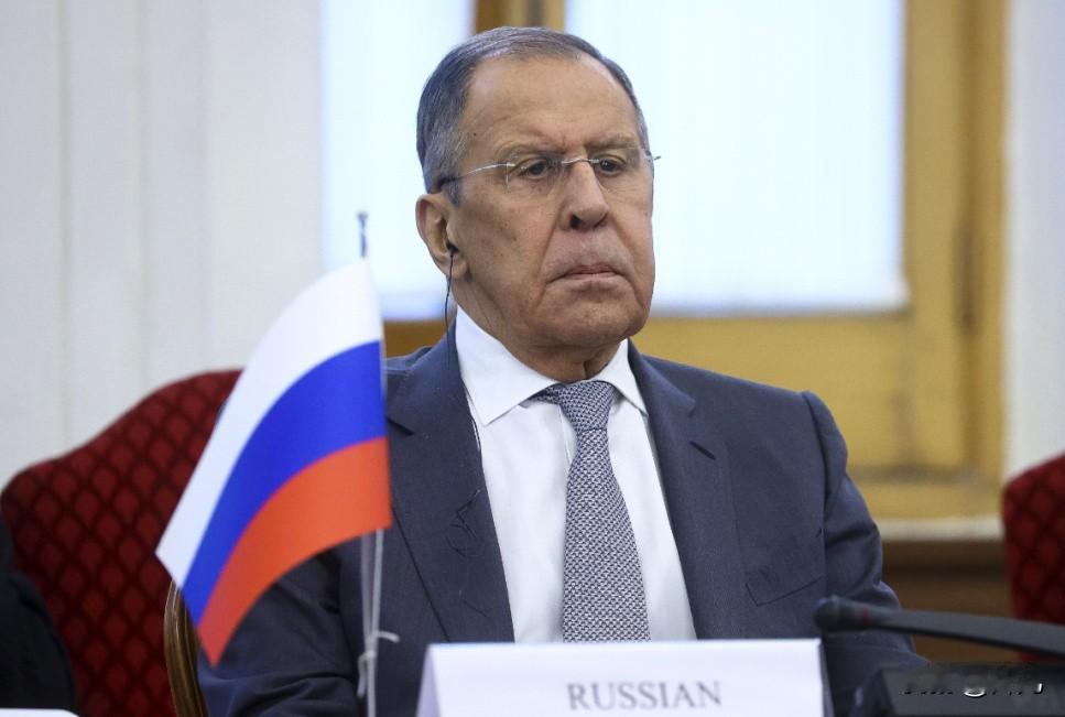 一觉醒来，俄罗斯再次警告日本、力挺中国！俄罗斯外长拉夫罗夫在最新的表态中明确警告