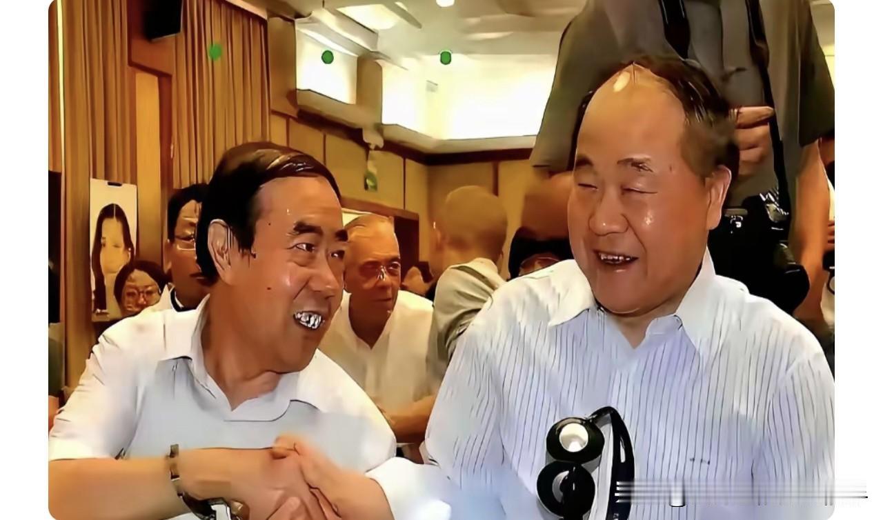红光满面、握手言欢、惺惺相惜，看他们这意味深长的笑容，应该是英雄所见略同。