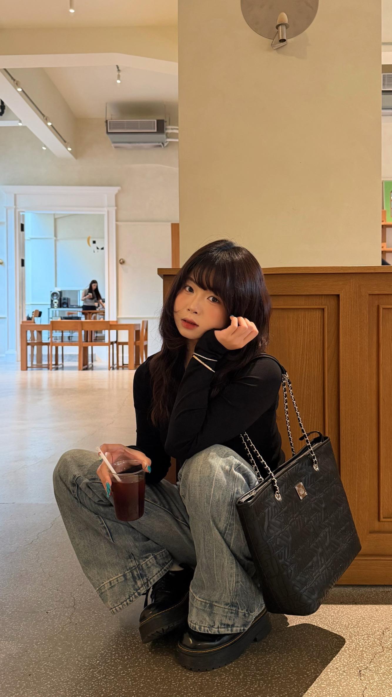 你当然可以不喜欢我的外貌 我的性格 我的一切 没关系 这本来就不是为了你准备的
