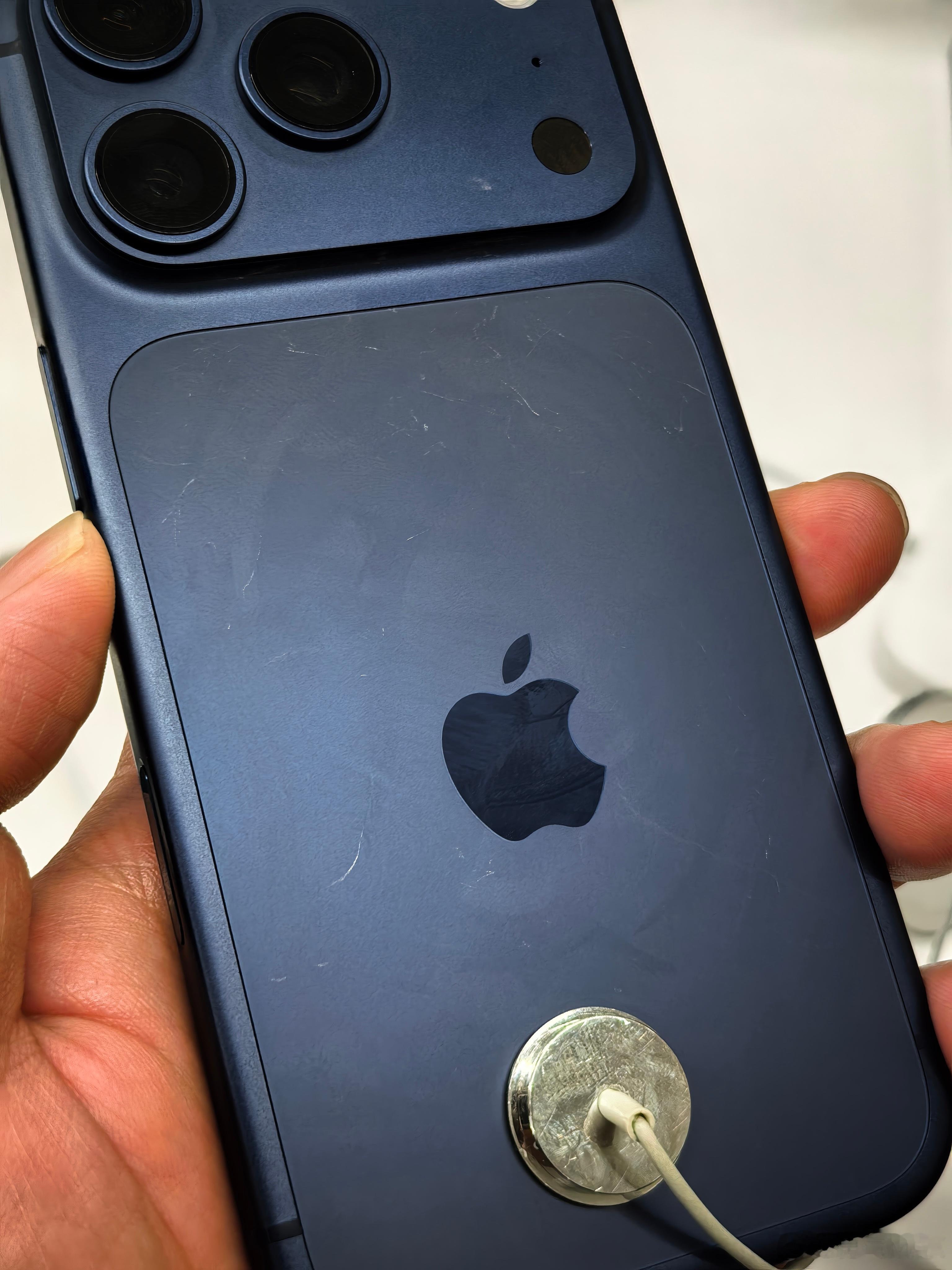 iPhone17Pro线下展出真机已满身划痕这铝合金喷漆也太次了除了银色其他的会