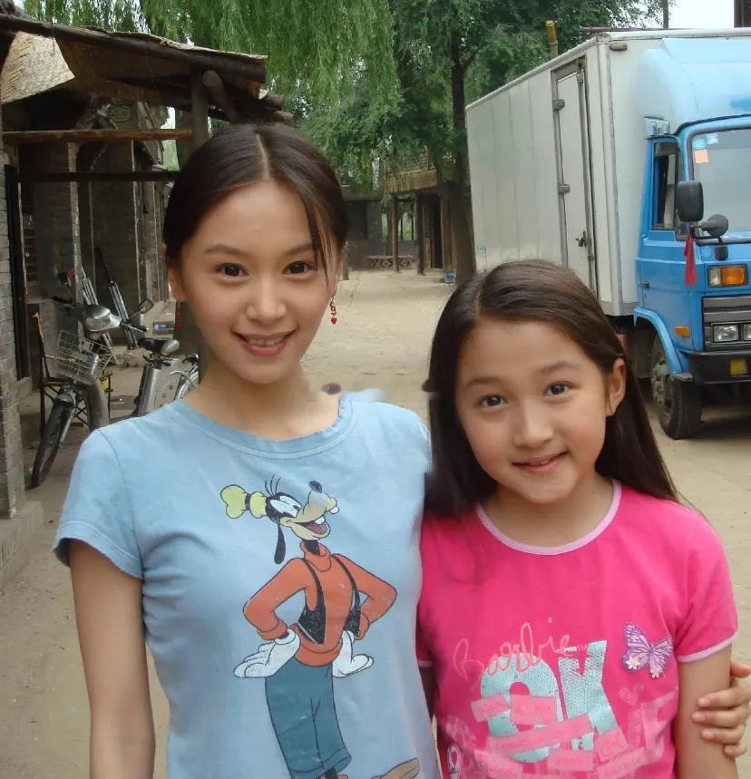 大家有没有发现，聂远的女儿和关晓彤走的路子有点像？单说颜值，俩人都是皮肤偏黑，头