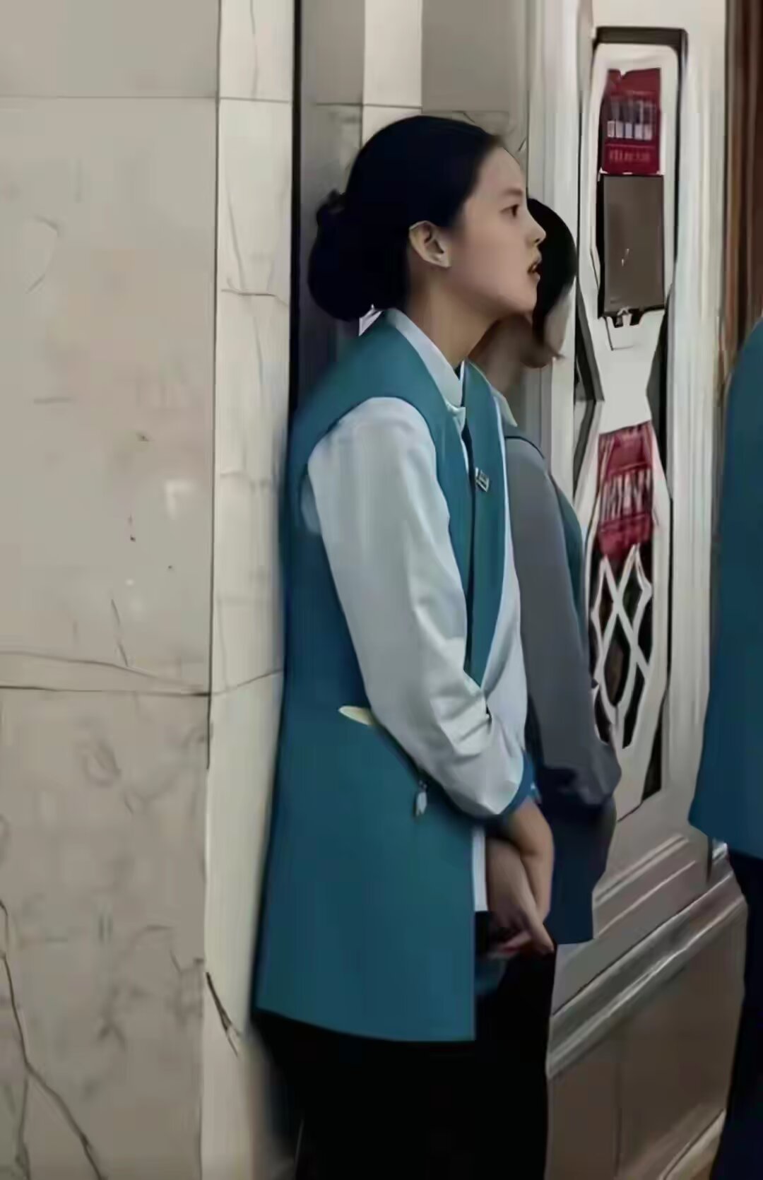 谁能想到当年的这个女服务员，日后能成为大明星 