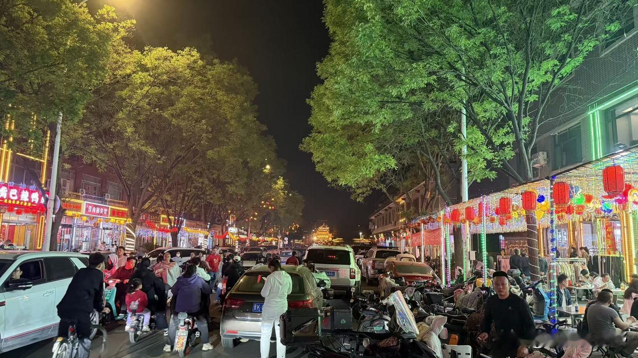 繁华夜市，人潮涌动，灯火辉煌，尽享美食与热闹！🌟🍜👫