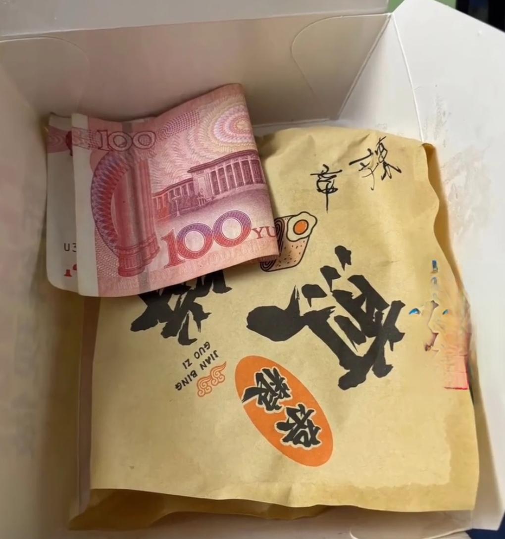 一份普通的煎饼外卖，却让安徽合肥的朱先生久久动容，满心温暖。近日，这段暖心小事打
