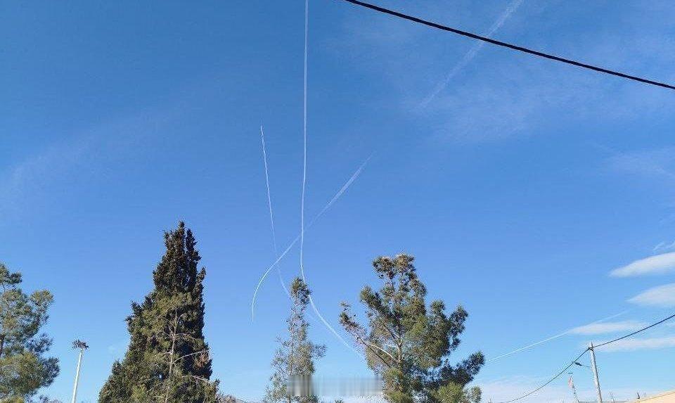 快讯 由于美伊谈判仍在进行中，据报道伊朗各地正在实施的导弹演习也在持续进行中。包