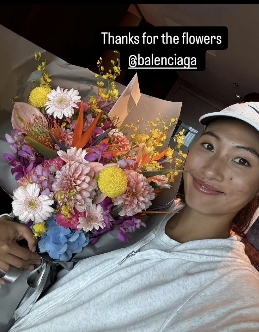 你文感谢品牌方送来的鲜花！