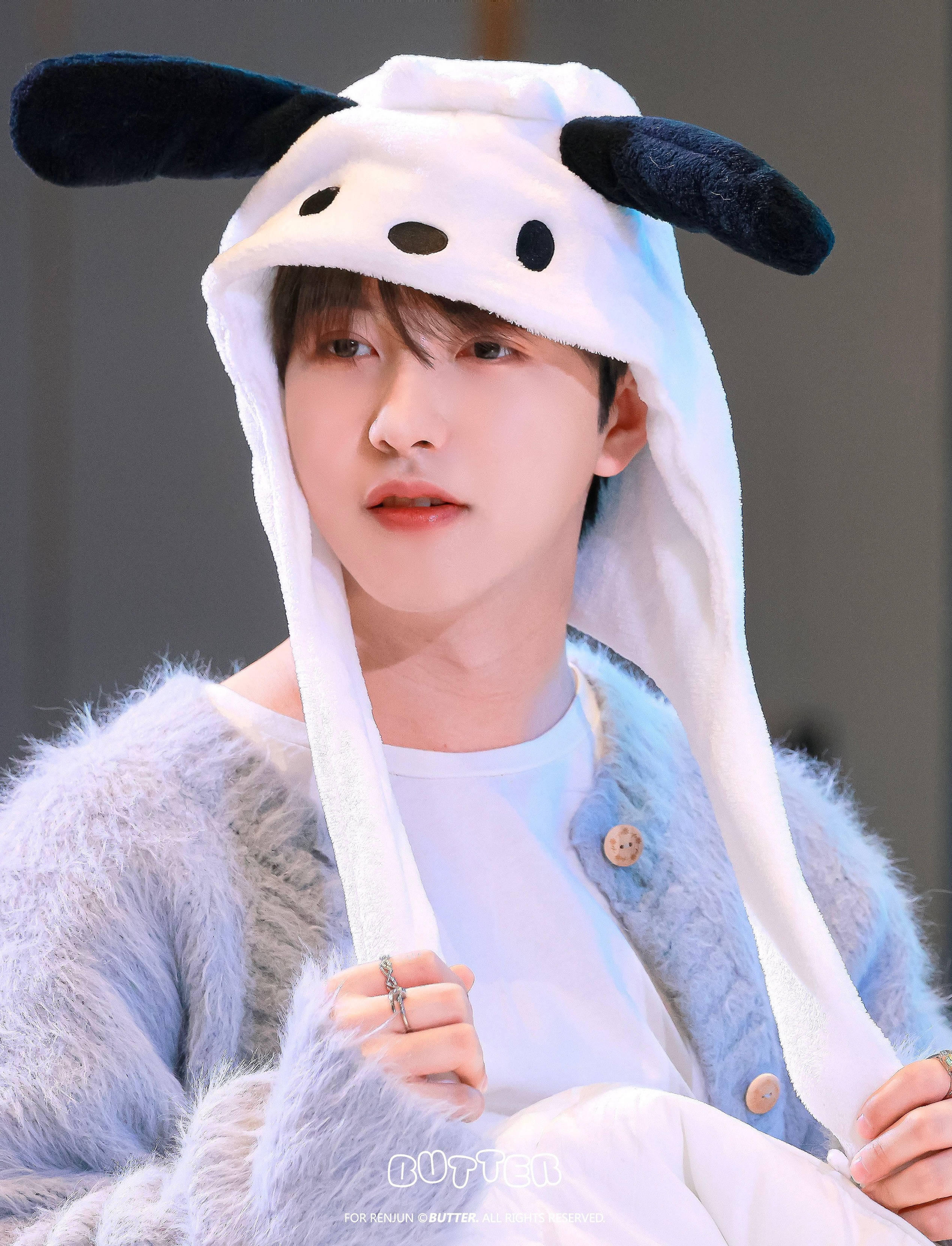 黄仁俊[超话]  hrj  黄仁俊  🤲🏻谁家小可爱呀？？我家的！！ 