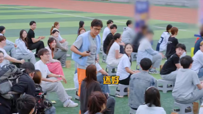 邓超把衣服借给观众穿了被邓超这段圈粉，见到穿短袖的大学生第一时间关心冷暖，大方把