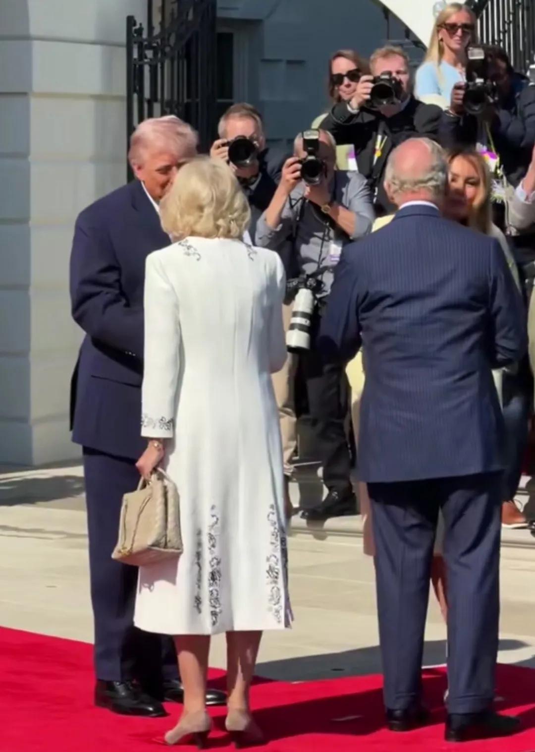 特朗普夫妇接见英国王和夫人。