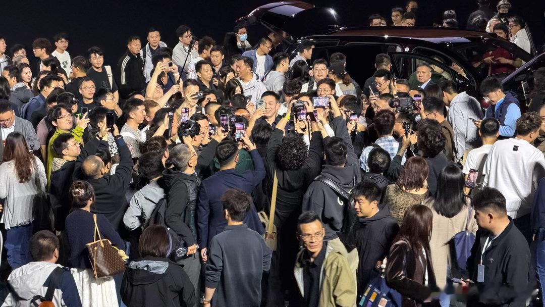 最后，我们来玩一个游戏，请在3秒钟内找到斌哥蔚来es9中国元素蔚来es9 杭州·