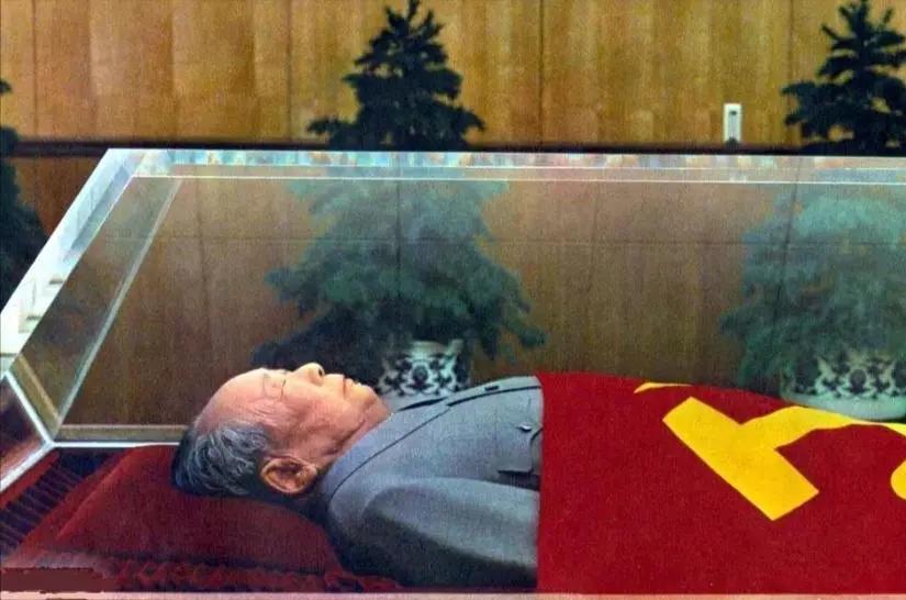 1976年，毛主席去世，当华国锋赶到中南海时，毛主席已无呼吸，情急之下，华国锋迅