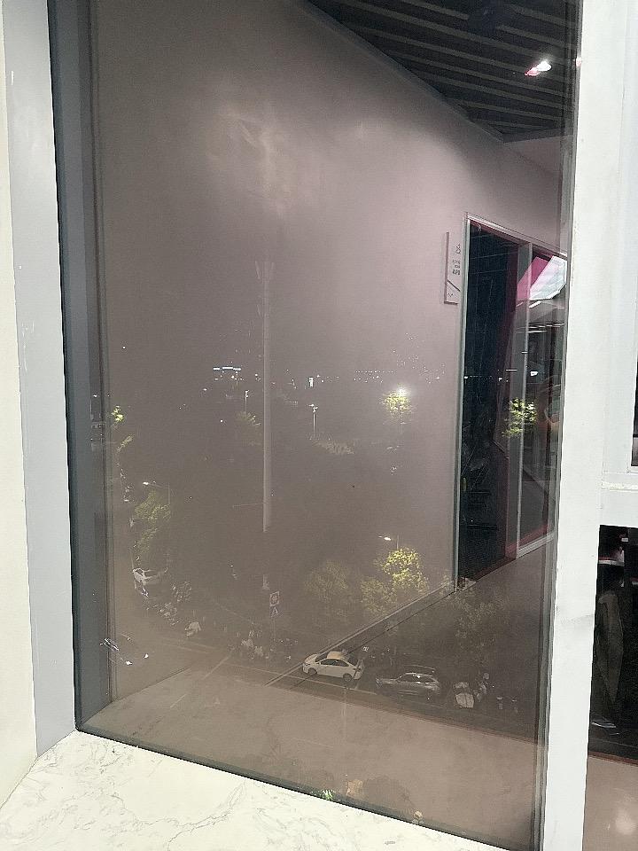 《我家来了个机器人同事，结果却让人哭笑不得！》

我们厂里上周新来了个“员工”小