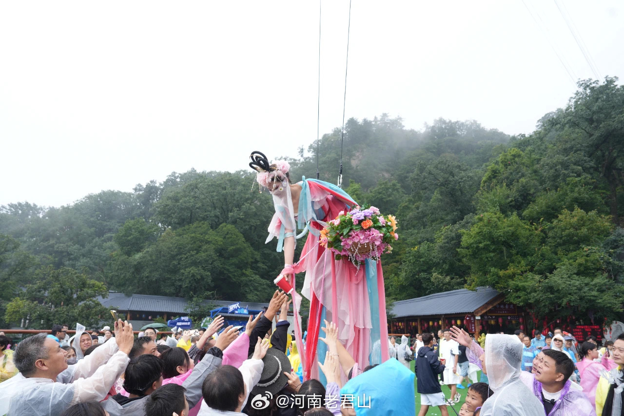 🍂“云天收夏色，木叶动秋声。”今日立秋，暑气虽未全消，但秋的脚步已悄然临近。在