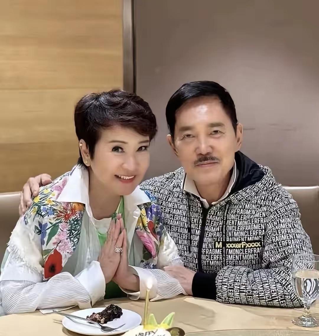 不管他承不承认，狄波拉的现任老公心里是有点高兴的！他就算再大度，也不希望自己的妻