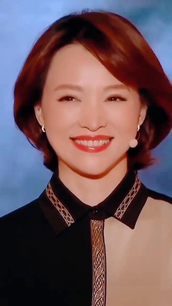 你看我们董卿，美的，太美了。