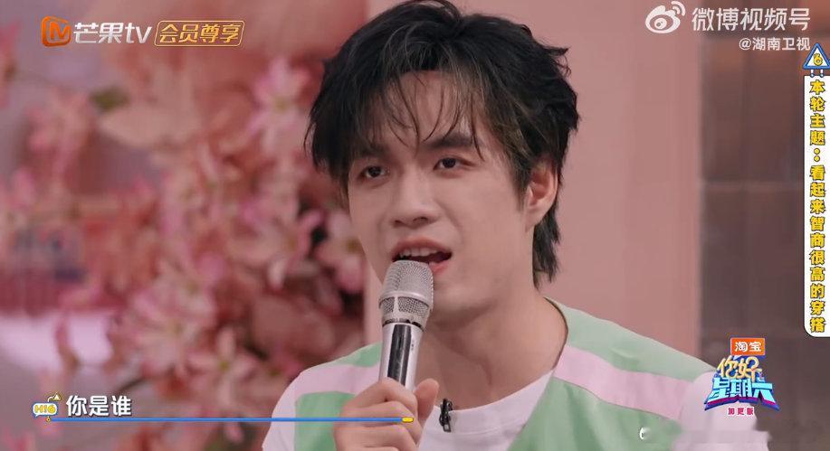 颜安带着他的欢乐时尚来了，紧身背带裤搭秃顶头套，诠释“聪明绝顶”。他解释头秃才聪