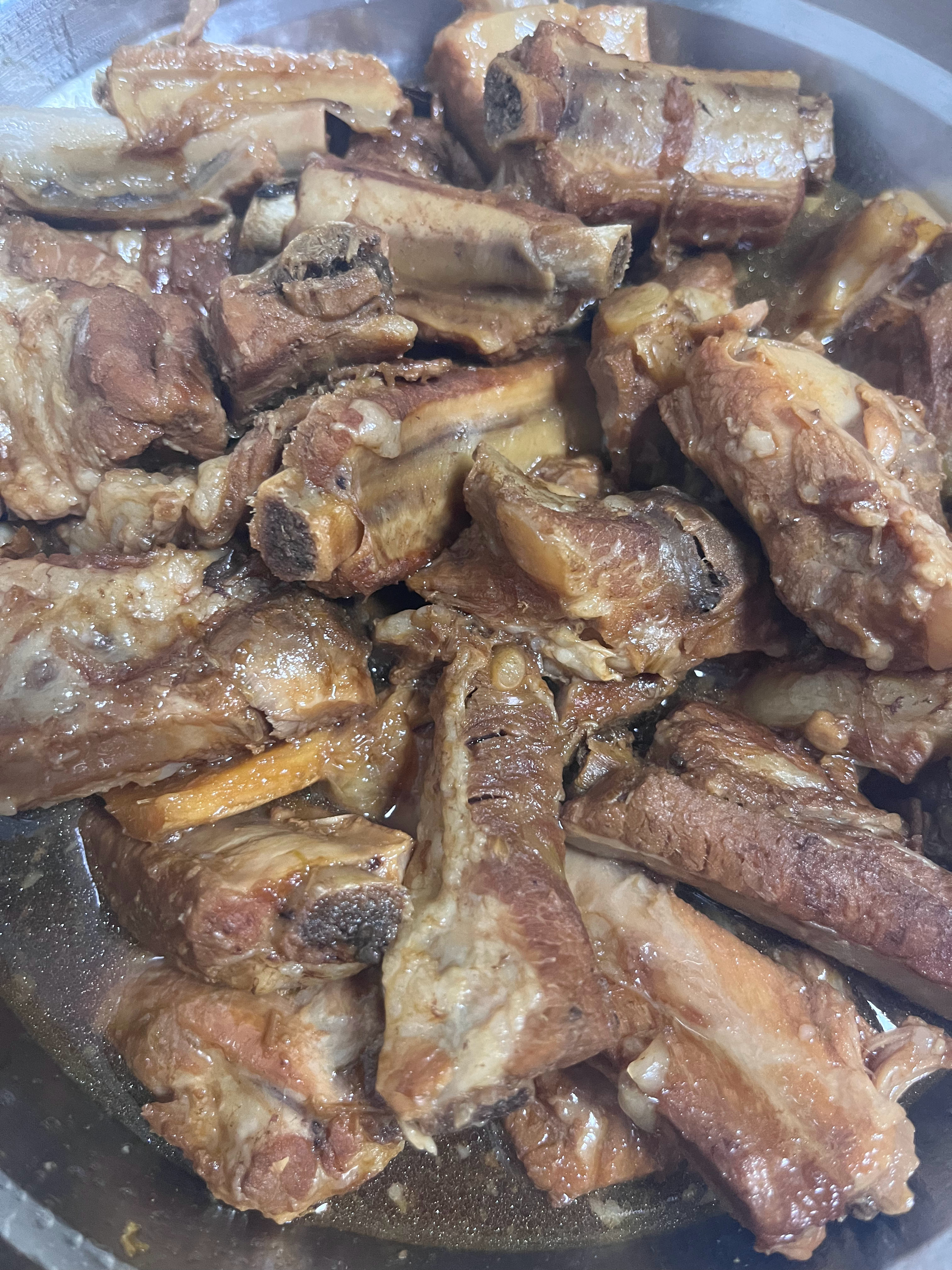 晚饭时间到，炖排骨➕两个菜，有菜有肉荤素搭配～ 