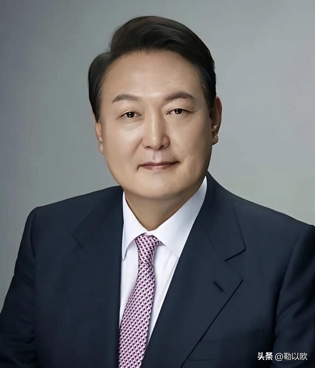 2024年12月3日，尹锡悦发布紧急戒严令。
2025年1月15日，尹锡悦首次被