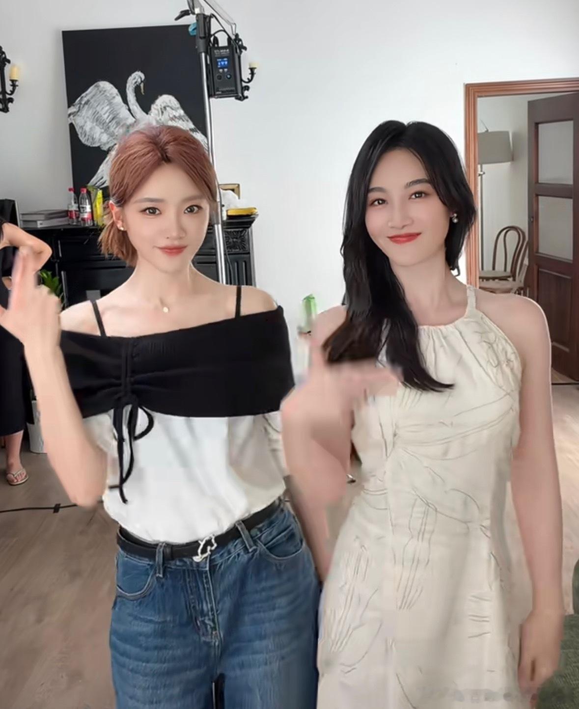 蓝盈莹拉着张月和刘亦菲拍照不说的话，真的没印象张月有出演过《玫瑰的故事》！庆功宴