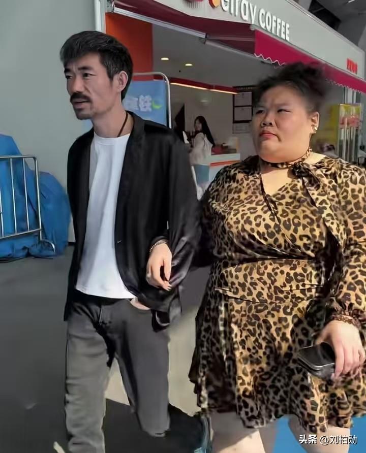 街头这对反差感直接拉满！他瘦比南山，黑衣白T衬得清俊挺拔，自带沉稳气场！她腹如东