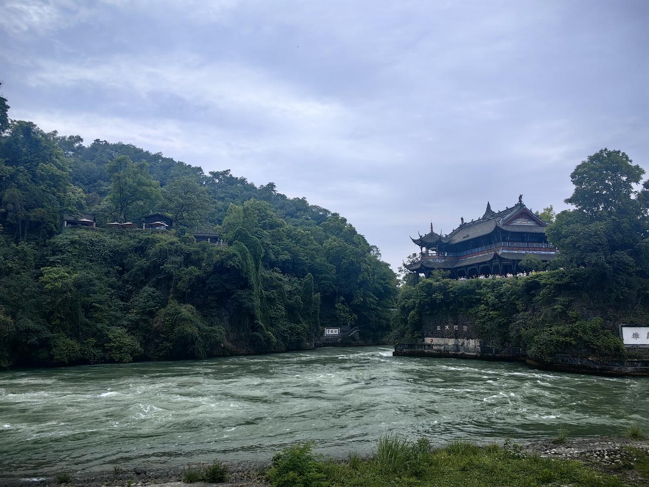 咱们中国有两个工程特别有意思：一个是长城，一个是都江堰。都是秦始皇他爷爷辈修的，