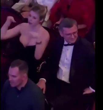 战争仍在进行，乌克兰士兵在战壕尸骨如山，可看看诱发这场战争的政客们在干什么。
 