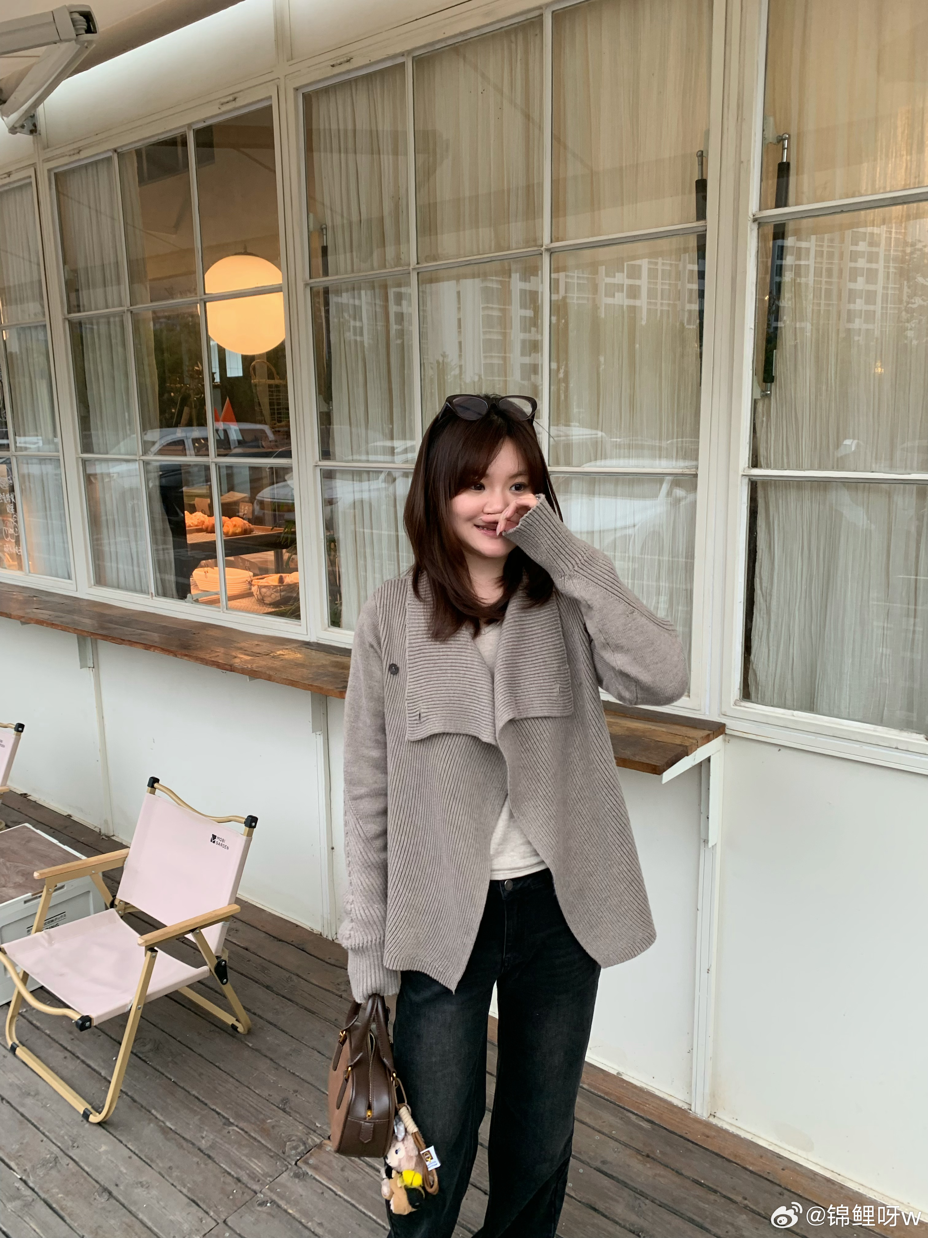 ☕️摩卡色室外看也是很洋气的颜色，不会很深，室内光线偏暗拍出来有点的色差哈 ​​