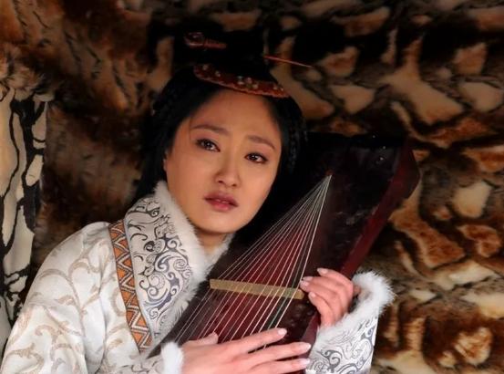 流落匈奴12年的蔡文姬，被师兄曹操重金赎回中原，没多久，35岁的蔡文姬，被曹操赐