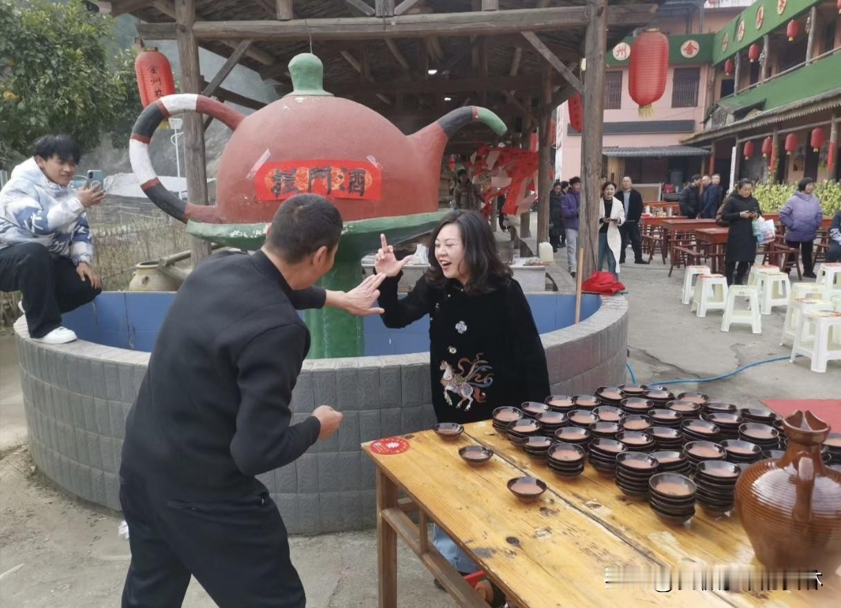 对联遇上拦门酒，安康金州农舍这花式腊八节实在是太给力了。

喝过拦门酒，吃一碗热