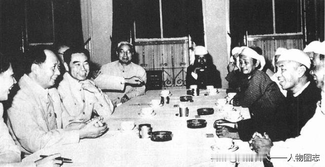 毛泽东在青岛接见缅甸联邦国会访华代表团。