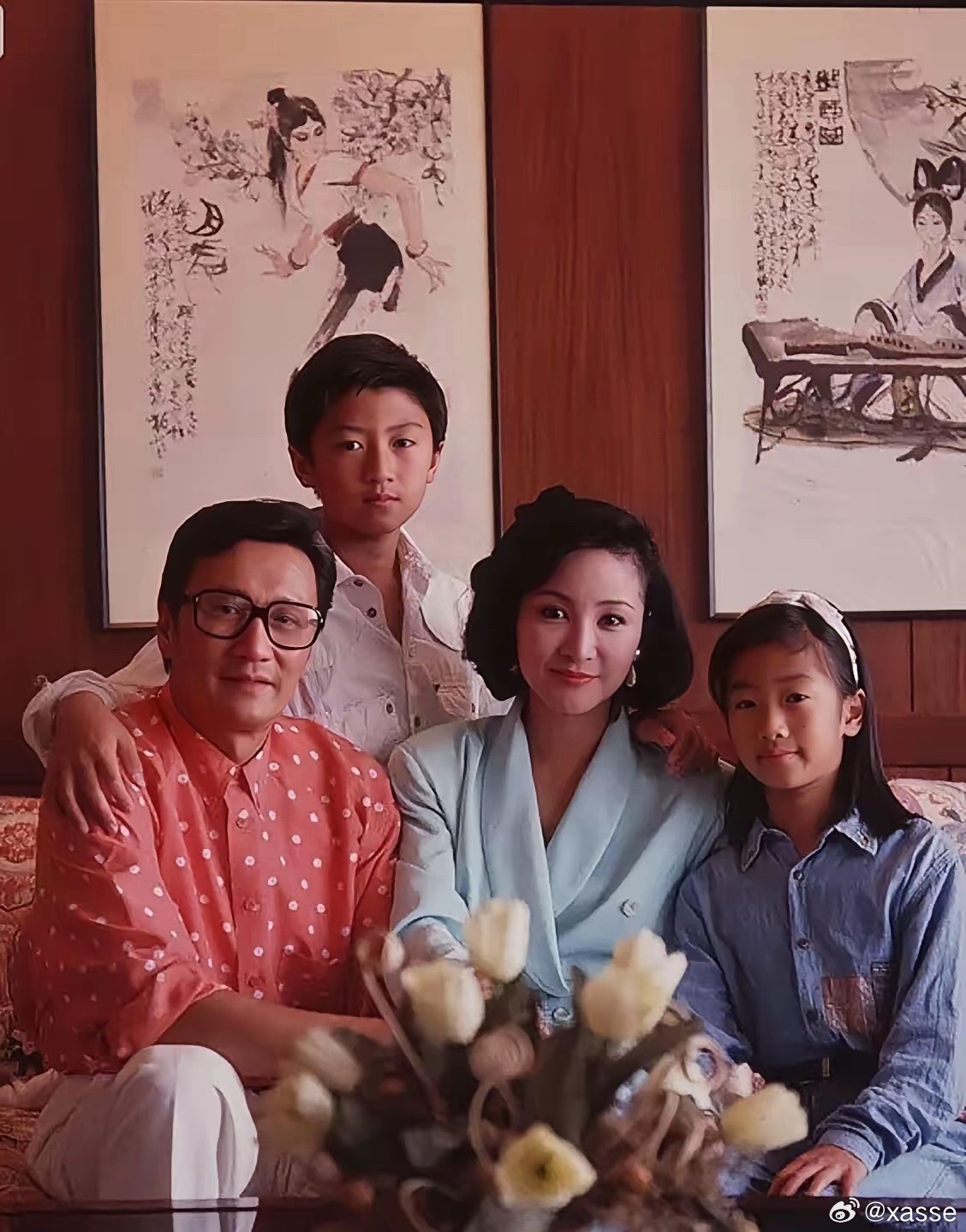 看到一张1990年的老照片，谢霆锋一家四口在加拿大拍的。照片里四个人都好看得很，