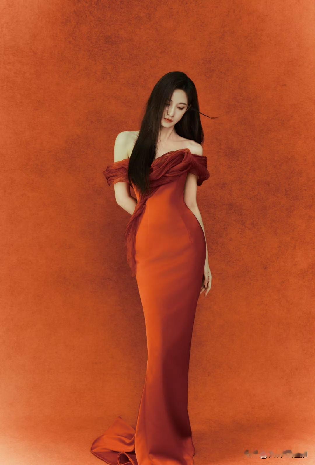 优雅红裙，女神气质，三连拍惊艳！