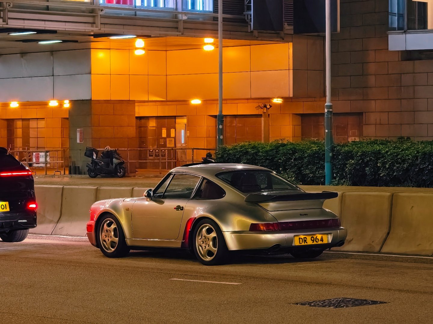 前两天在香港看到的这辆老保时捷，也太帅了吧查了下应该是第三代保时捷911，代号9