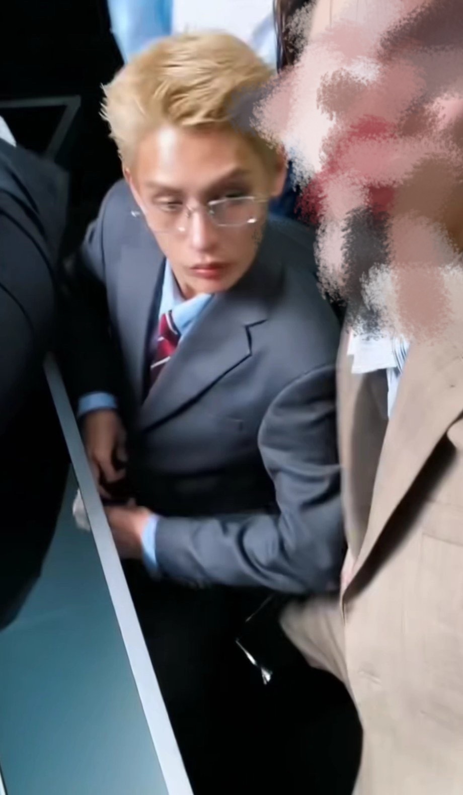 太他妈涩秦了 谁看见这脸不想拉着他在办公室颜射一下子捅一下子 赵处中午来一趟这边