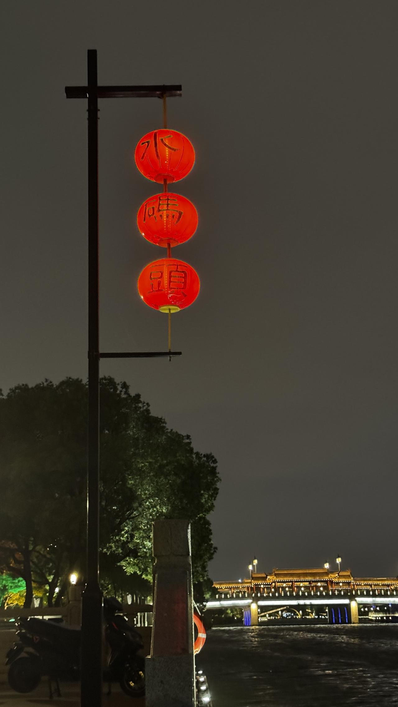 分享一张你最近随拍的照片人民桥南岸老码头，昔日水运要道，如今游船始发点，尽览姑苏