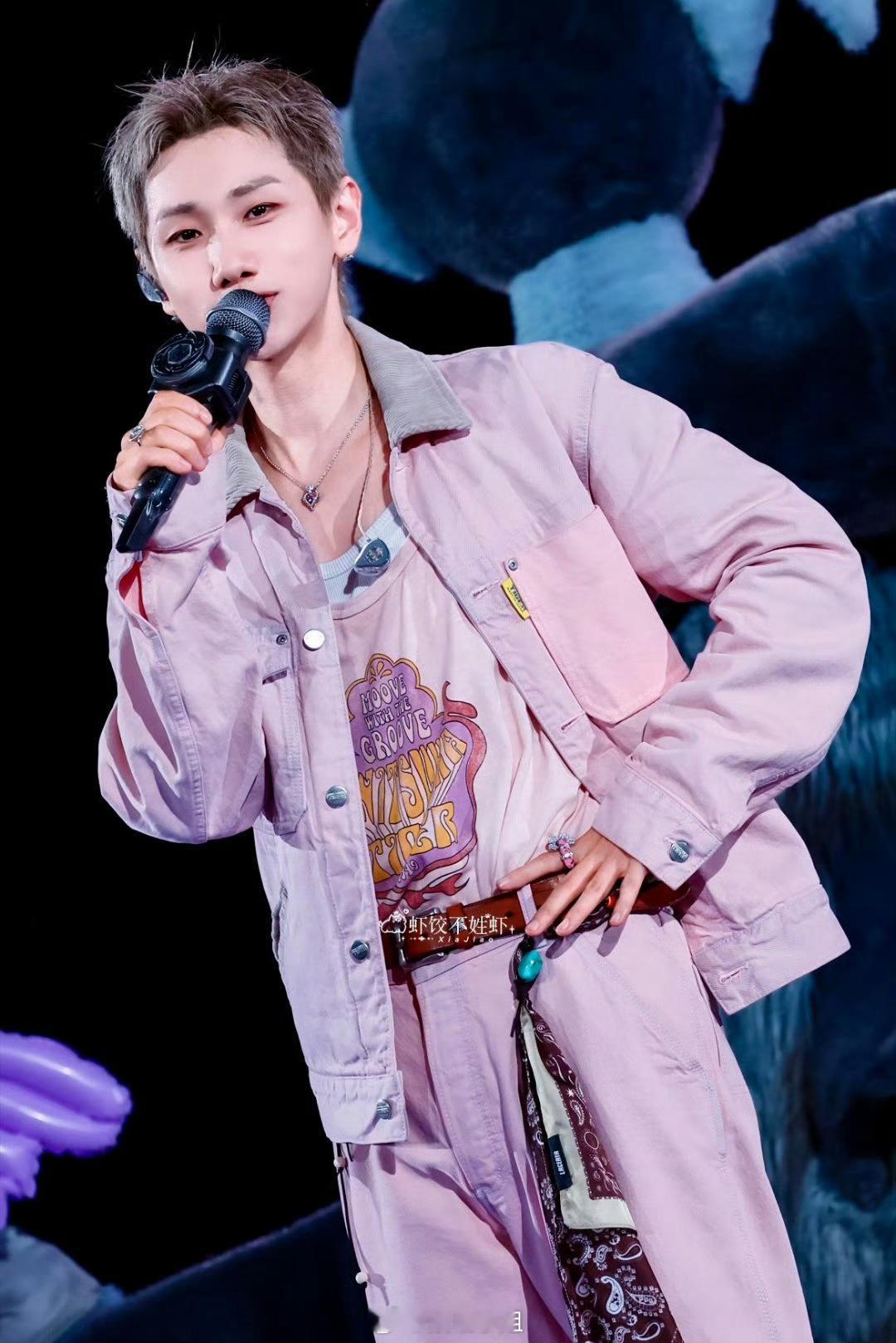汪苏泷好会安慰人网友都担忧大雨影响演唱会，汪苏泷从容地娓娓道来，天黑能凸显机甲与