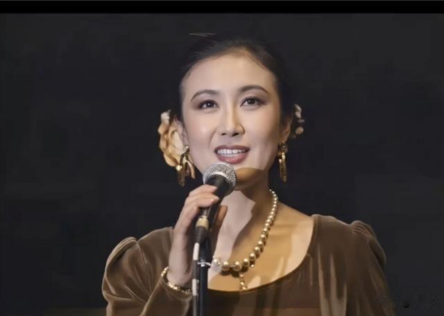 在倪萍还没有到央视的时候，有一个美女主持叫李小玢，她比倪萍漂亮很多，被国内外观众