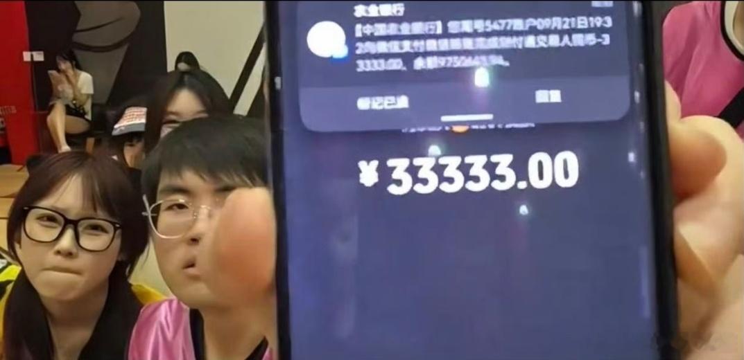 姿态银行卡余额姿态在直播间不经意间，镜头扫到银行卡余额，被眼尖的网友捕捉到。仔细