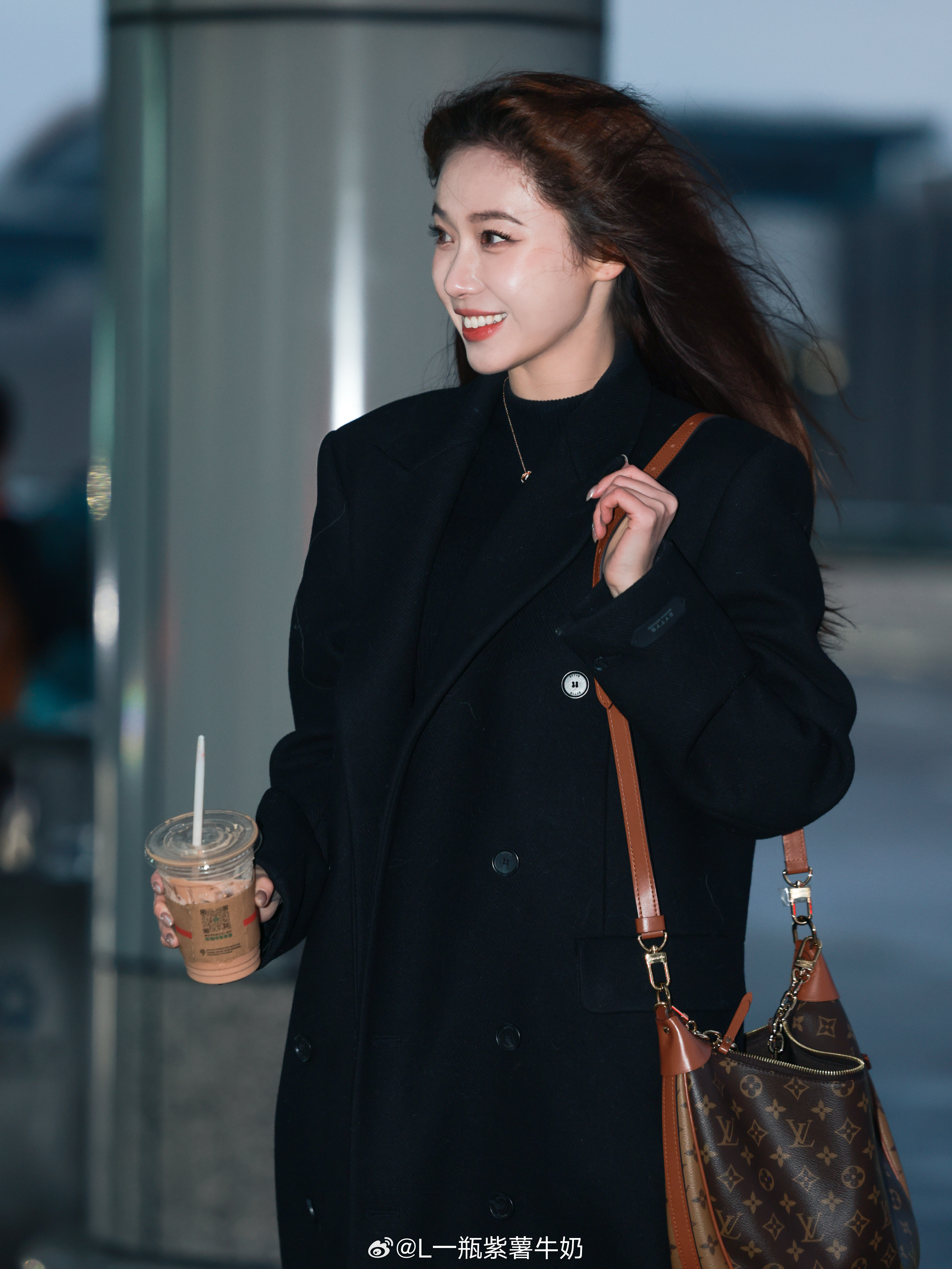 漏了一张 看到帅哥的我be like 