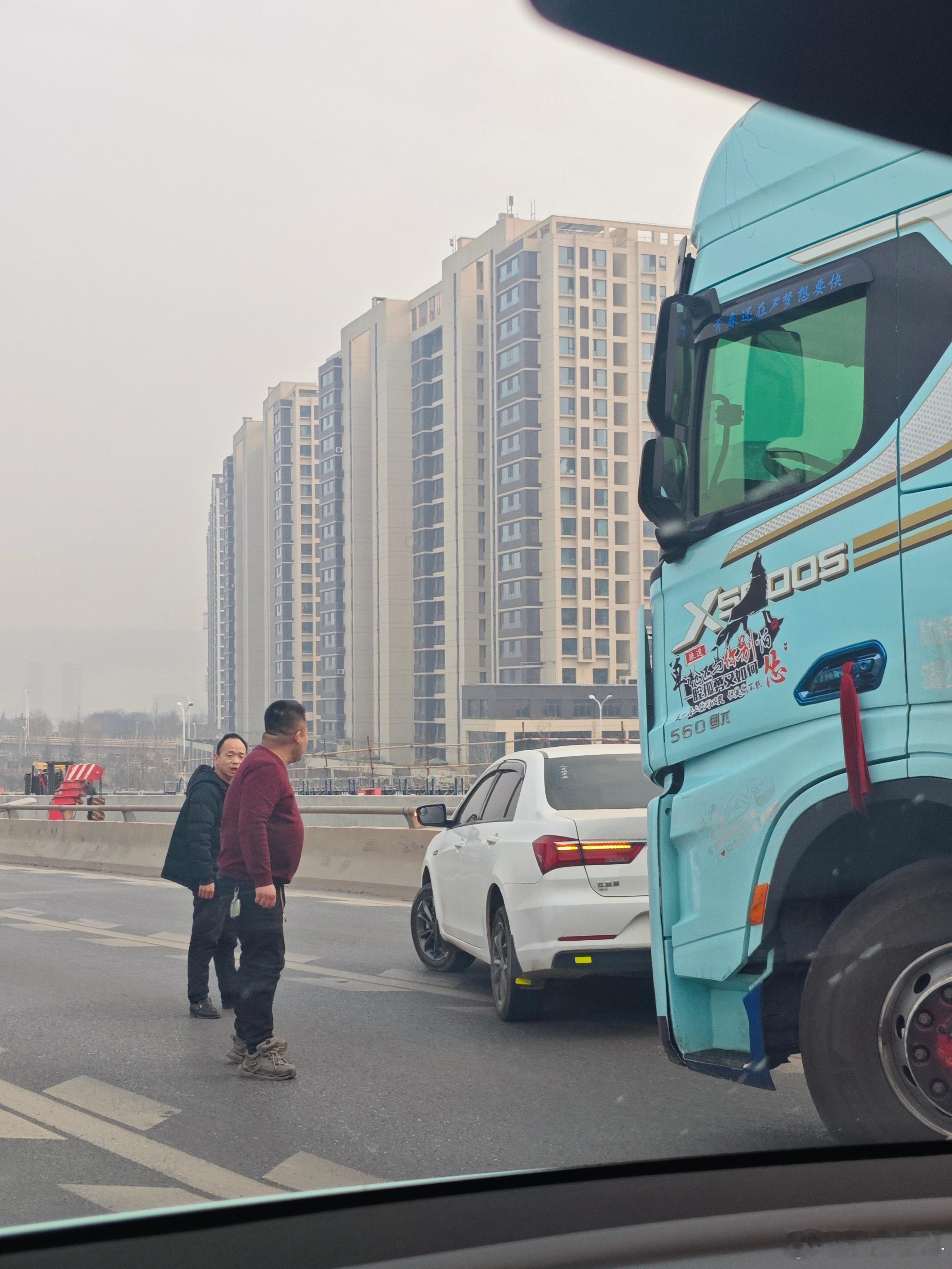 小车别停半挂也是少见，三车道占了两条，两个人下车还骂了半天，远离怒路症。怒路症 