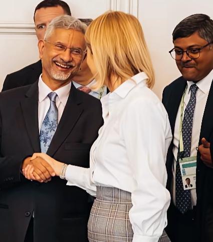 印度外长苏杰生见到欧盟外长卡拉斯这么开心吗？
苏杰生和卡拉斯两人在交流什么话题呢