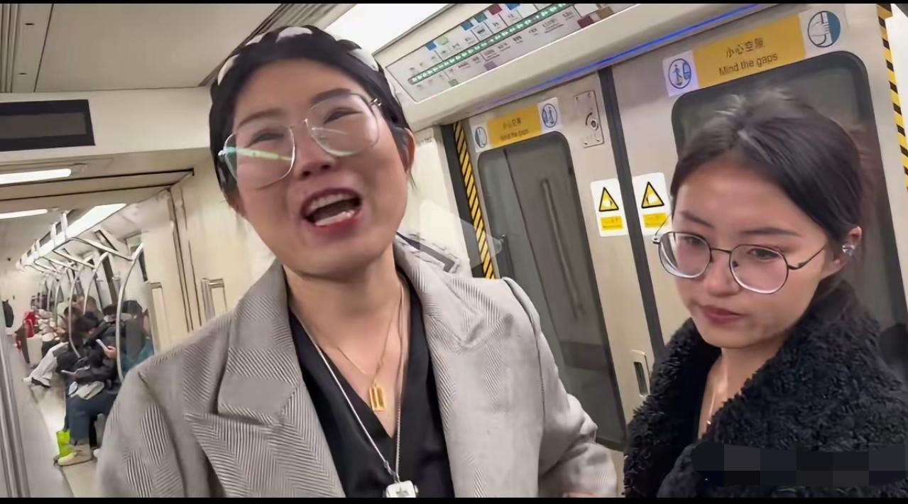 北京地铁14号线这俩大姐，真是把‘烦人’俩字演明白了！”拿着手机挨个儿堵乘客扫码