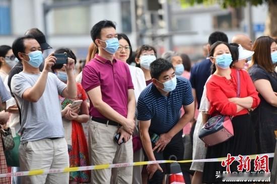 高考陪考，到底该不该守在考场外
 
高考陪考 家长心声 校园生活
前几天路过城区