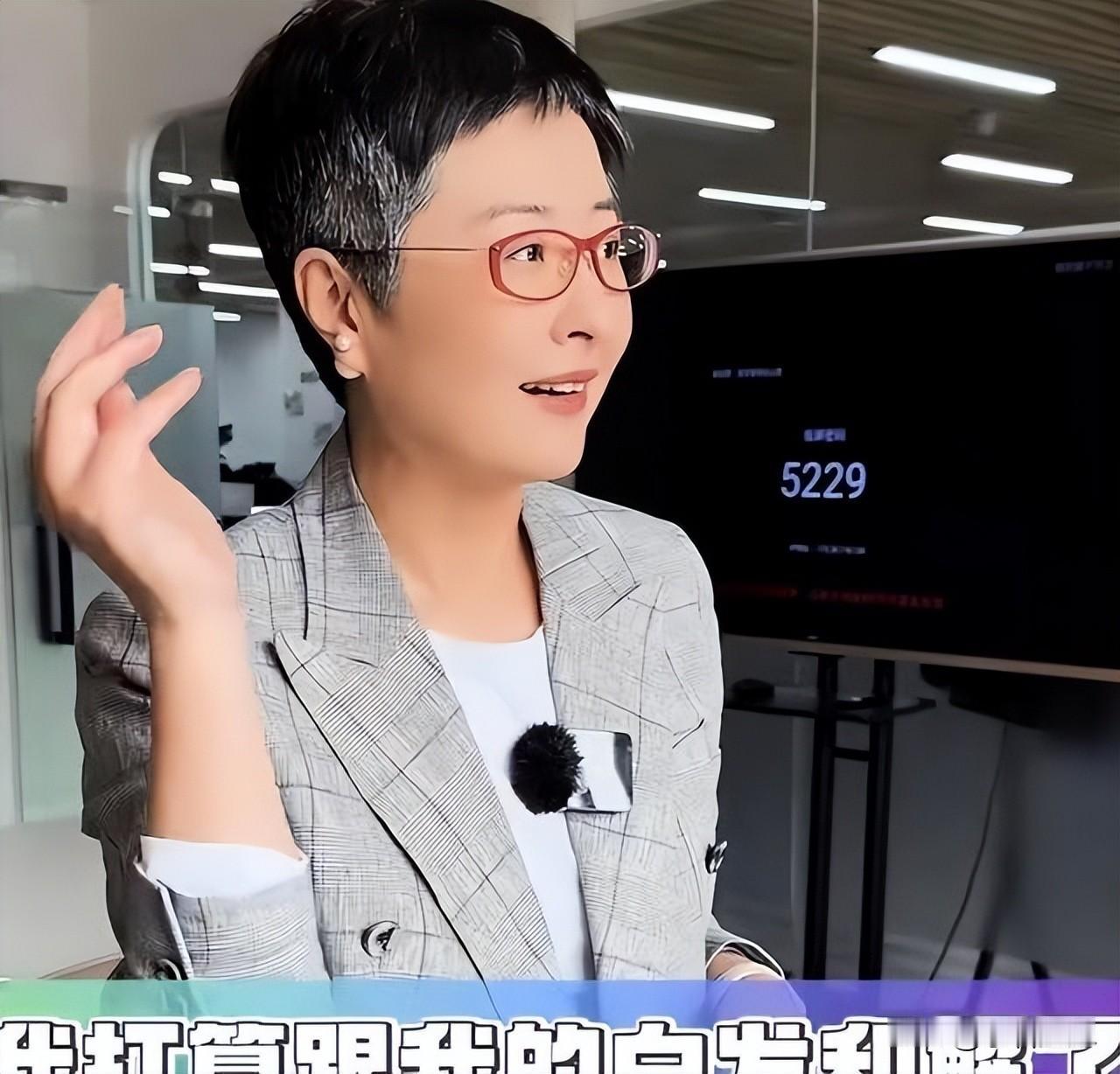 52岁“央视前脸”张泉灵  
给所有中年女性狠狠上了一课  

别信什么“女人过