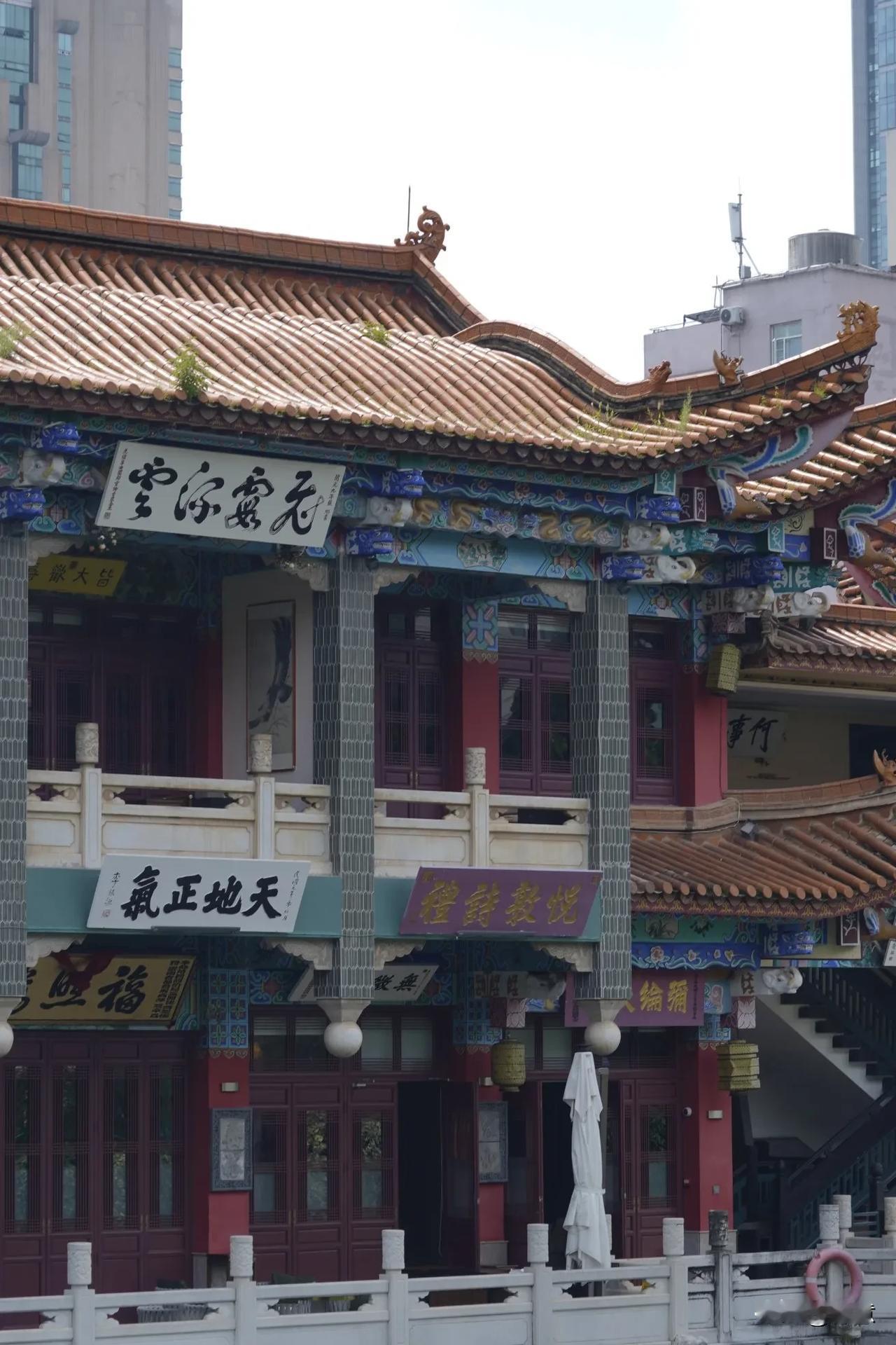 2025昆明野生菌美食推荐版：踏入红墙内的滇味传奇——震庄福照楼
一、百年红墙里