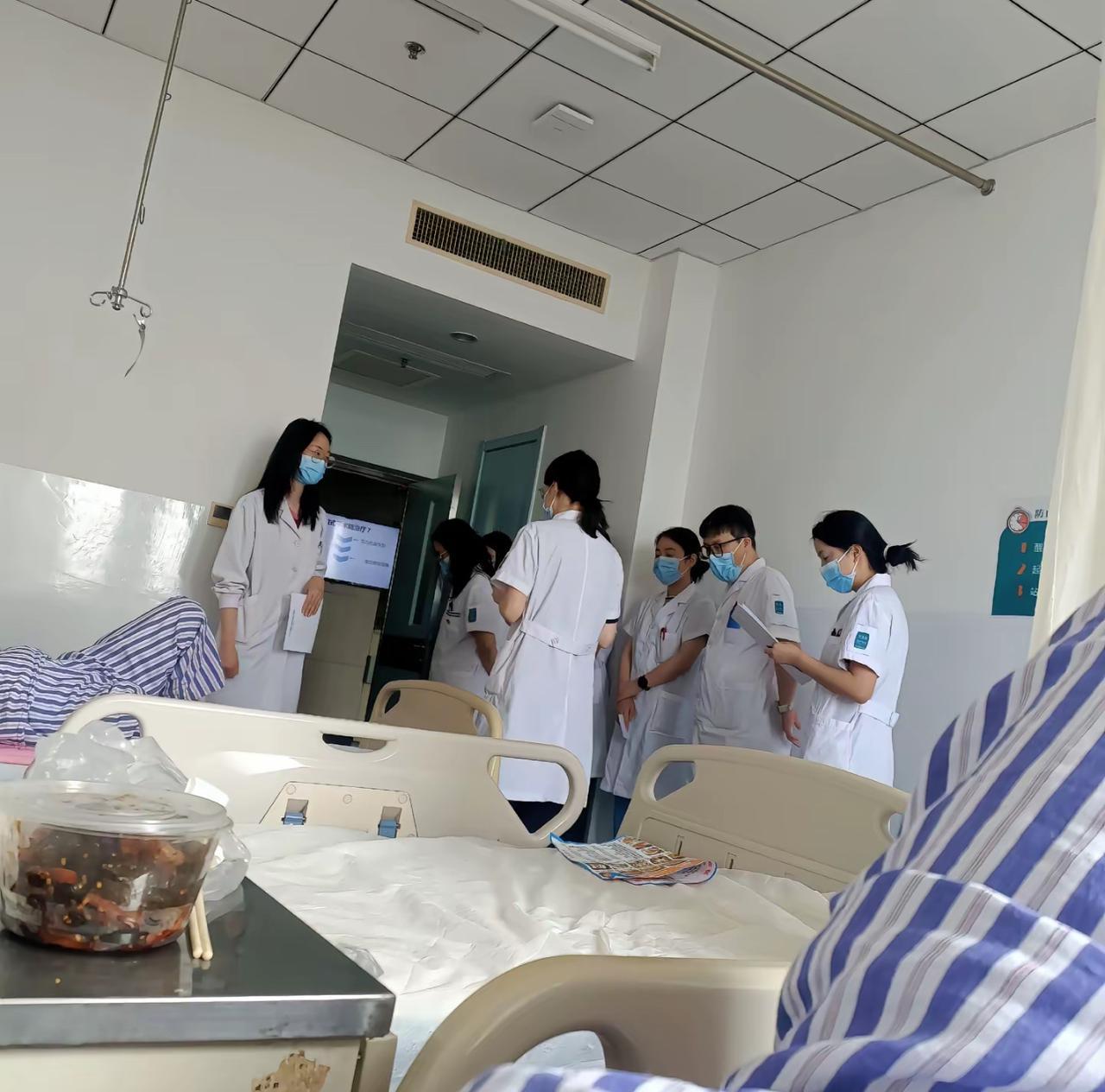 一位性格开朗的年轻小伙申请办理出院，医生特意出题考验他：“什么地方永远都不会倒闭