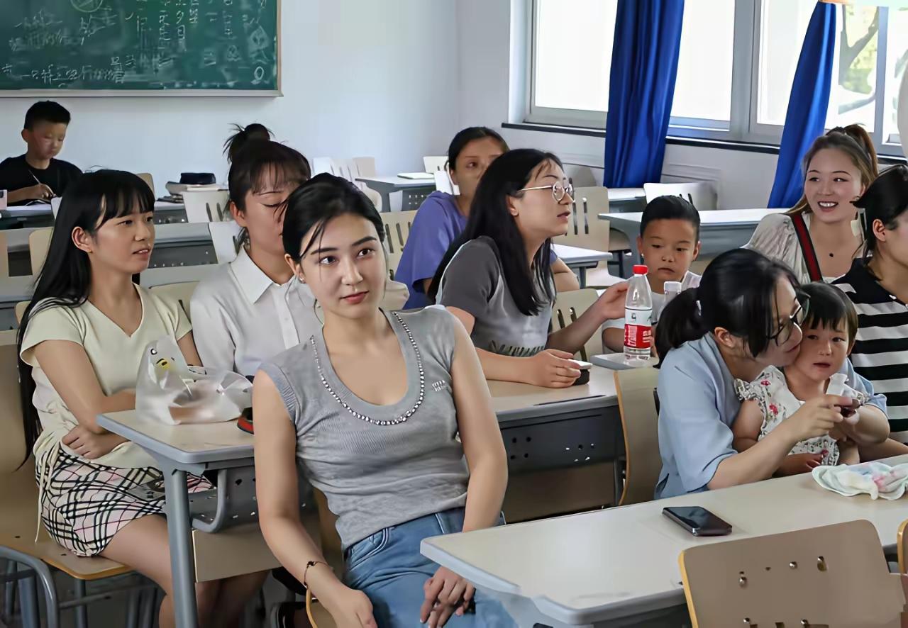 教室里坐满了人，有大人也有小孩。